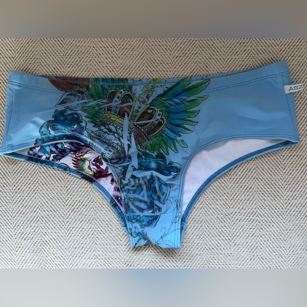 Ami Sanzuri Swim Wear brand men’s Speedo-style brief. Size: Large
